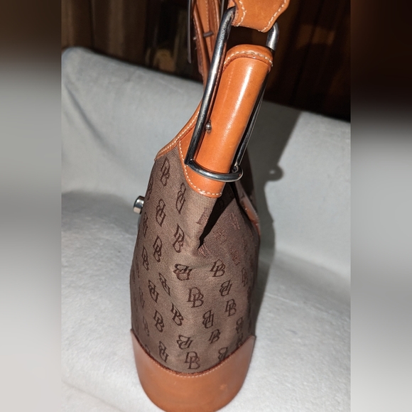 Dooney and Bourke signature cresent shoulder bag. - Picture 4 of 11